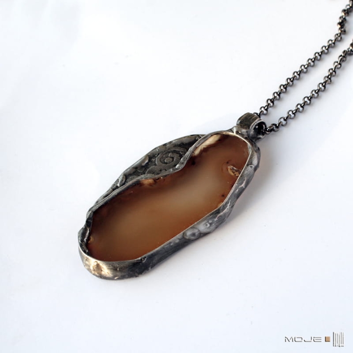 Agat w kolorach ziemi, wisior z agatem, trawiony metal, miedziany wisior, biżuteria z kamieniem naturalnym