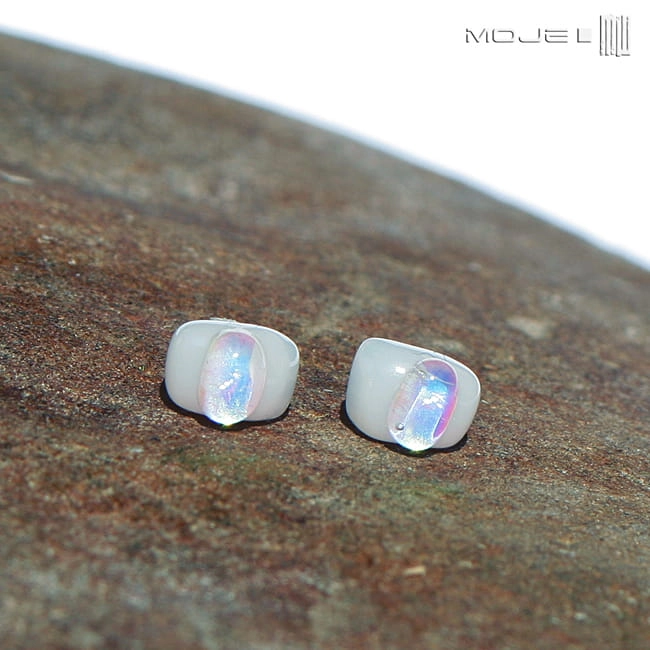 Białe drobinki, szklane kolczyki, biżuteria szklana, ze szkła, biżuteria fusing, szkło dichroiczne, sztyfty antyalergiczne