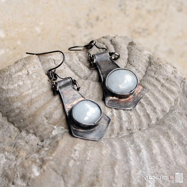 Szklana białoperła, kolczyki, kolczyki tiffany, biżuteria z miedzi, biżuteria tiffany, biżuteria fusing, rękodzieło, ręcznie robiony, biżuteria autorska, szklane oczko, biały kaboszon
