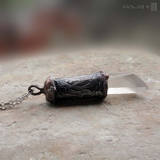 Boski-palec-Bendis-wisior-z-miedzi-i-krysztalu-gorskiego-trawiony-metal-miedziany-autorska-bizuteria