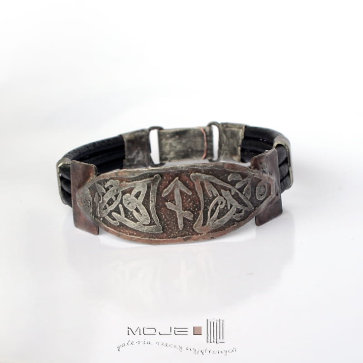 manela-bindruna-KOWA-LOSU-bransoleta-runicznar-runy-skorzana-meska-recznie-robione-hand-made-trawiona-miedz-znaki-runiczne-poganska-bizuteria-meska-bizuteria