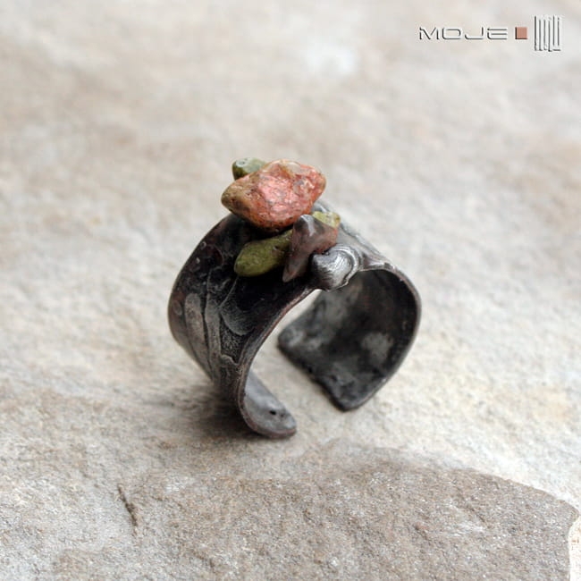 Inanna, biżuteria tiffany, biżuteria z miedzi, pierścionek z miedzi, obrączka z miedzi, biżuteria autorska, metaloplastyka, oryginalny pierścionek, pierścionek, obrączka, hand made, kamienie naturalne, unakit, trawiona miedź