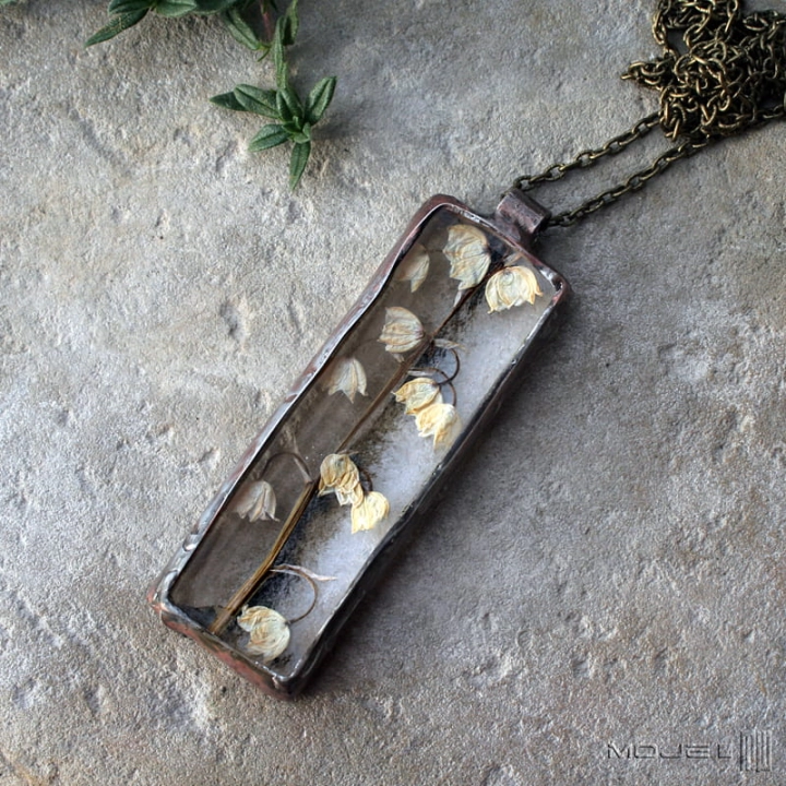 Herbario długa konwalia, suszone kwiaty, kwiatowy wisior, wisior z kwiatami, kwiaty pod szkłem, kwiaty konwalii, konwalia, biżuteria autorska, wisior, wisiorek, zielnik