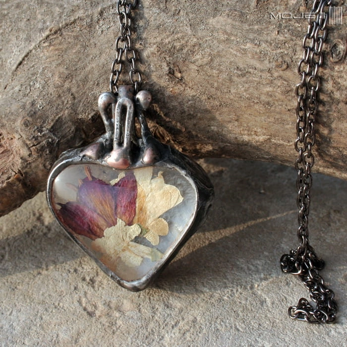 Serce z bzem i fuksją,  wisior ze szkła, z suszonymi kwiatami, szklane serce, serce ze szkła, serce z kwiatami, biżuteria fusing, szklany wisior, suszone  kwiaty, prezent, biżuteria autorska, biżuteria Tiffany, walentynki