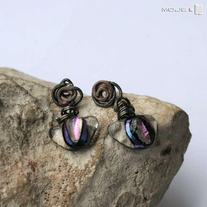 Opalizująca różowość z zawirowaniem, szklane kolczyki, fusing szklany, szkło dichroiczne, sztyfty