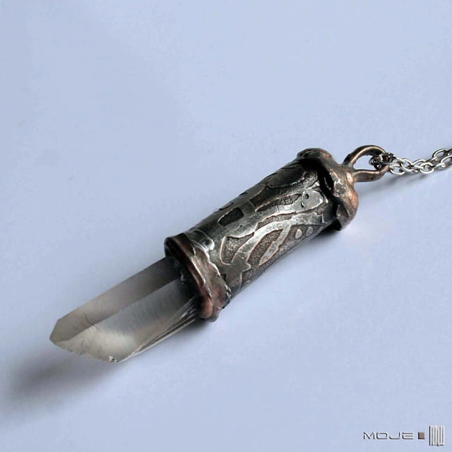 Boski-palec-Bendis-wisior-z-miedzi-i-krysztalu-gorskiego-trawiony-metal-miedziany-autorska-bizuteria