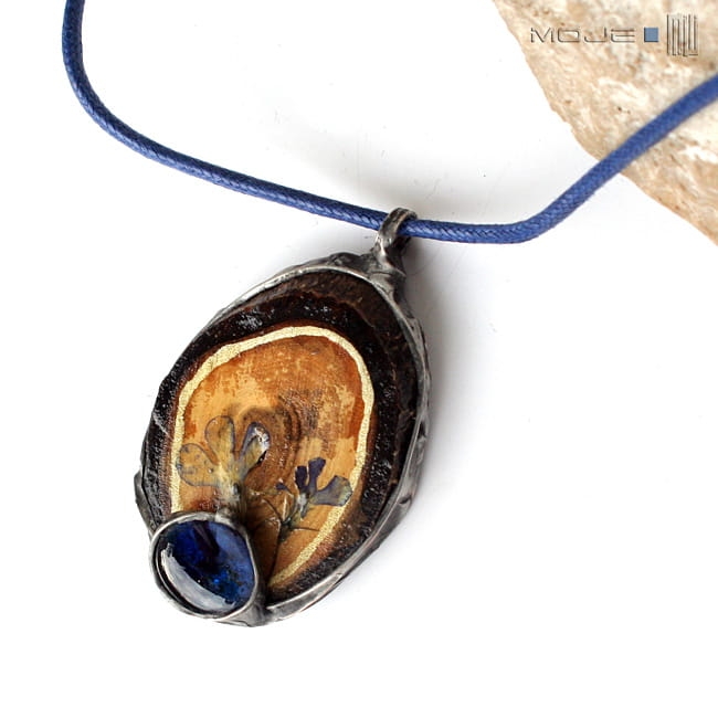 Kolor który oddały kwiaty, medalion z drewna i szkła, rustykalny, biżuteria z drewna, biżuteria ze szkła, tiffany, fusing, drewniany, wisior, biżuteria autorska, hand made, ręcznie robione, z drewna, naturalne,