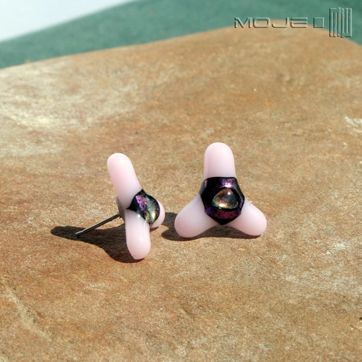 wiatraczki-w-bladym-rozu-szklane-kolczyki-fusing-sztyfty-szklo-dichroiczne-trojkatne