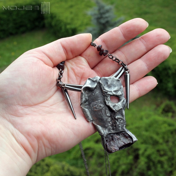 Nyja-bogini-swiata-podziemnego-wisior-miedziany-slowianskie-bostwo-surowy-granat-czaszka-bizuteria-poganska