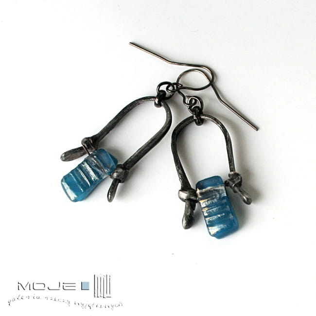 Obłąk w turkusie, kolczyki z miedzi i szkła, szkło dichroiczne, łukowate kolczyki, ręcznie robione, biżuteria z miedzi, hand made