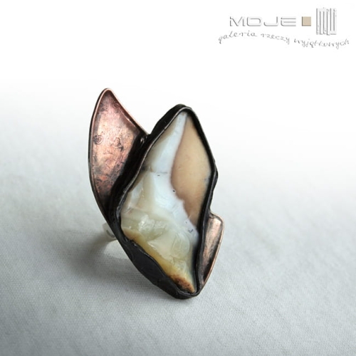 Opal jak kielich kwiatu_z Turcji,  pierścionek, pierścionek tiffany, biżuteria z miedzi, biżuteria tiffany, rękodzieło, ręcznie robiony, biżuteria autorska, opal, opal z Turcji, pierścień z kamieniem, kamień naturalny