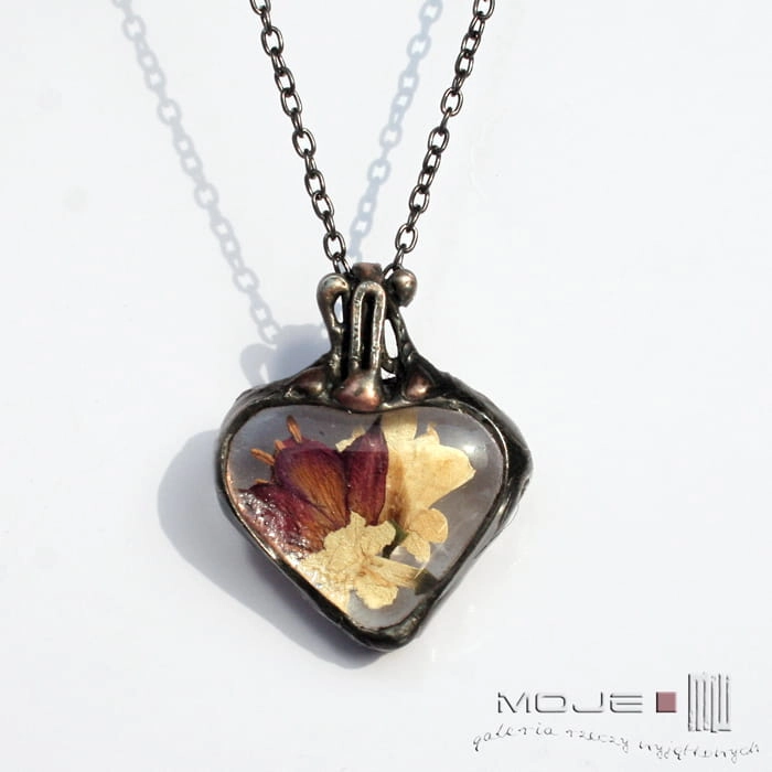 Serce z bzem i fuksją,  wisior ze szkła, z suszonymi kwiatami, szklane serce, serce ze szkła, serce z kwiatami, biżuteria fusing, szklany wisior, suszone  kwiaty, prezent, biżuteria autorska, biżuteria Tiffany, walentynki