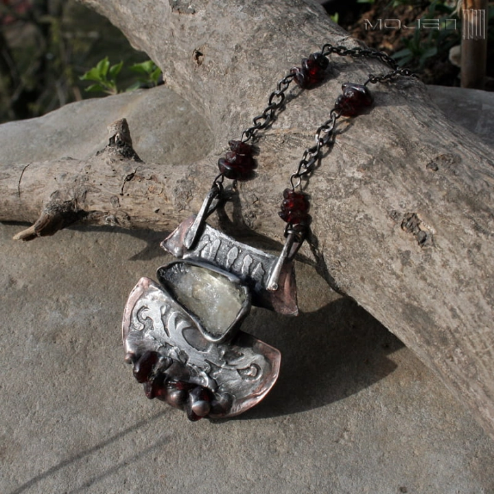 Cytrynowe-wrota-wisior-z-miedzi-miedziana-bizuteria-surowy-cytryn-kamien-naturalny-florystyczne-rustykalny-z-cytrynem