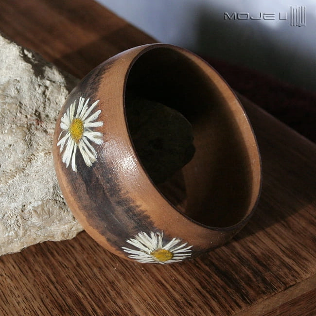 stokrotkowa szeroka, drewniana bransoletka, suszone kwiaty, ekologiczna bransoletka, stokrotki, szeroka bransoleta