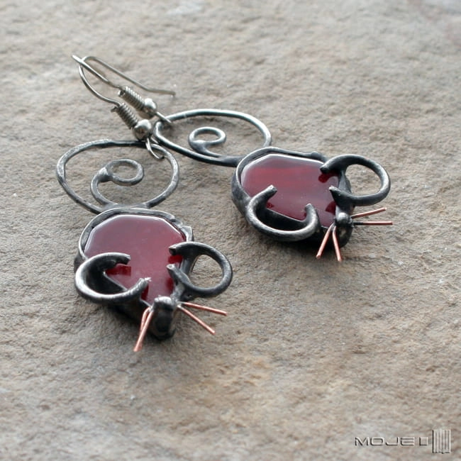 Bordowe myszki, kolczyki szklane, kolczyki tiffany, biżuteria szklana, biżuteria ze szkła, biżuteria fusing, biżuteria autorska, myszki, wesołe, bordowe