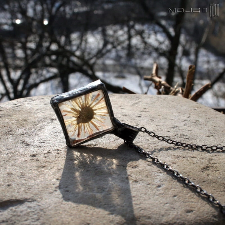 za-ROMB-ista-stokrotka-wisior-wisiorek-bizuteria-z-miedzi-fusing-ze-szkła-rękodzieło-suszony-kwiat-suszona-stokrotka-kwadratowy-romb-handmade