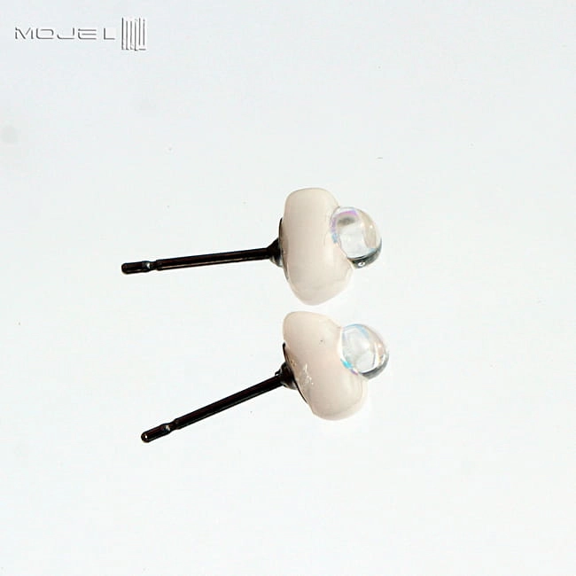 Białe drobinki, szklane kolczyki, biżuteria szklana, ze szkła, biżuteria fusing, szkło dichroiczne, sztyfty antyalergiczne