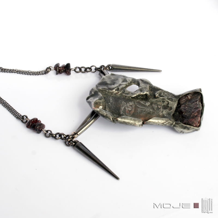 Nyja-bogini-swiata-podziemnego-wisior-miedziany-slowianskie-bostwo-surowy-granat-czaszka-bizuteria-poganska