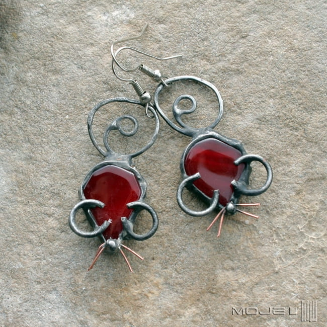 Bordowe myszki, kolczyki szklane, kolczyki tiffany, biżuteria szklana, biżuteria ze szkła, biżuteria fusing, biżuteria autorska, myszki, wesołe, bordowe