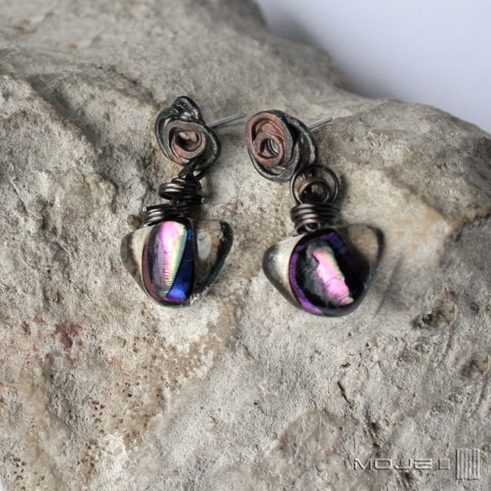 Opalizująca różowość z zawirowaniem, szklane kolczyki, fusing szklany, szkło dichroiczne, sztyfty