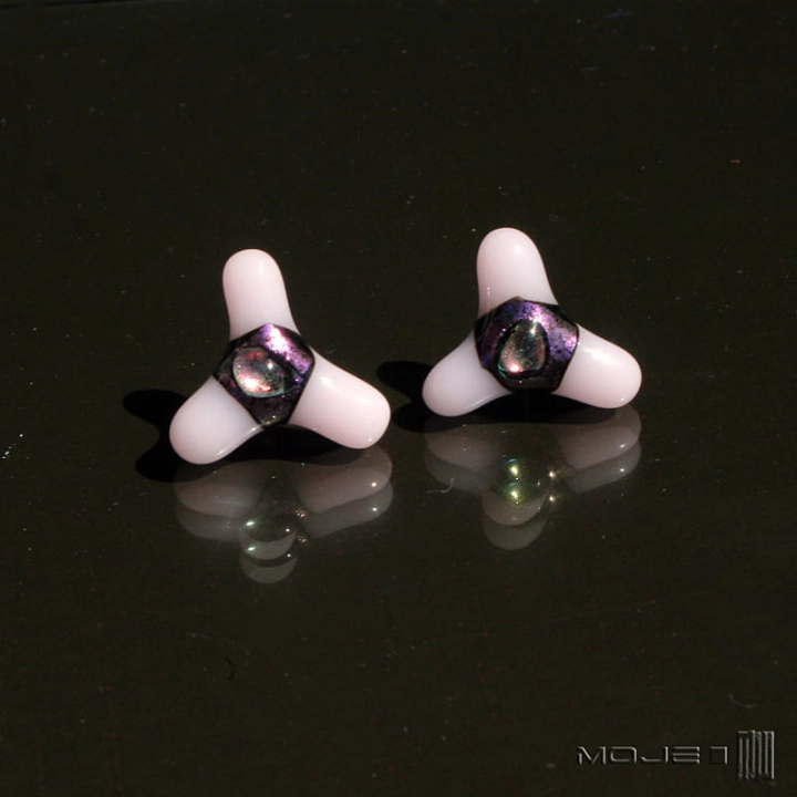 wiatraczki-w-bladym-rozu-szklane-kolczyki-fusing-sztyfty-szklo-dichroiczne-trojkatne