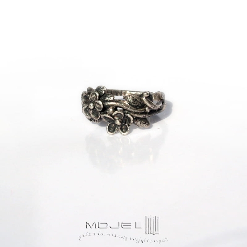 kwiatowy, pierścionek srebrny, srebrne kwiatuszki, pierścionek z kwiatuszkami, pomysł na prezent