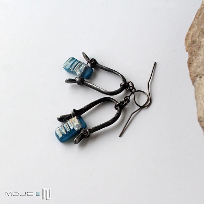 Obłąk w turkusie, kolczyki z miedzi i szkła, szkło dichroiczne, łukowate kolczyki, ręcznie robione, biżuteria z miedzi, hand made