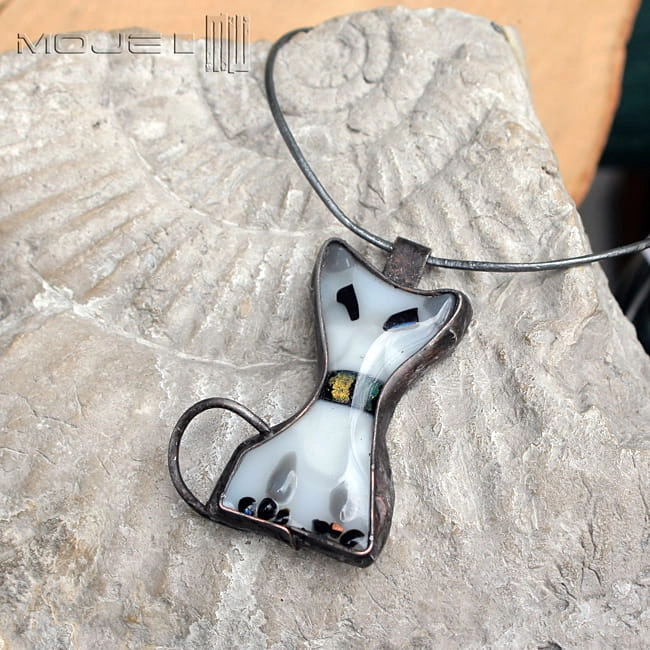 Biały kot, kot, szklany kot, biżuteria fusing, biżuteria szklana, biżuteria tiffany, biżuteria z miedzi, biżuteria ze szkła, kot tiffany, biżuteria miedziana, biżuteria autorska 