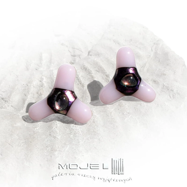 wiatraczki-w-bladym-rozu-szklane-kolczyki-fusing-sztyfty-szklo-dichroiczne-trojkatne