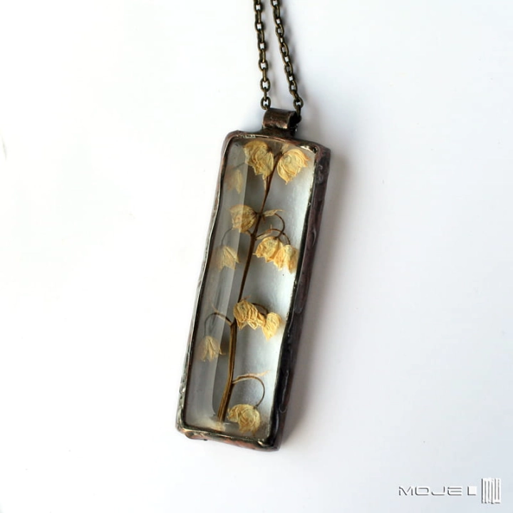 Herbario długa konwalia, suszone kwiaty, kwiatowy wisior, wisior z kwiatami, kwiaty pod szkłem, kwiaty konwalii, konwalia, biżuteria autorska, wisior, wisiorek, zielnik