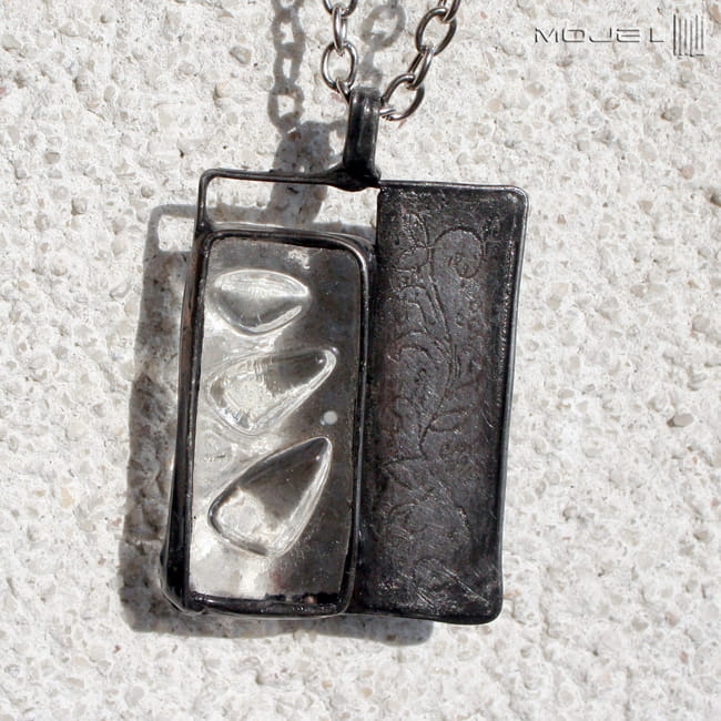Szklany miraż,  szklany wisior, wisiorek,  biżuteria fusing, hand made, ręcznie robione, wisior fusing, wisiorek ze szkła, biżuteria z miedzi, biżuteria tiffany, motyw roślinny, gałązka
