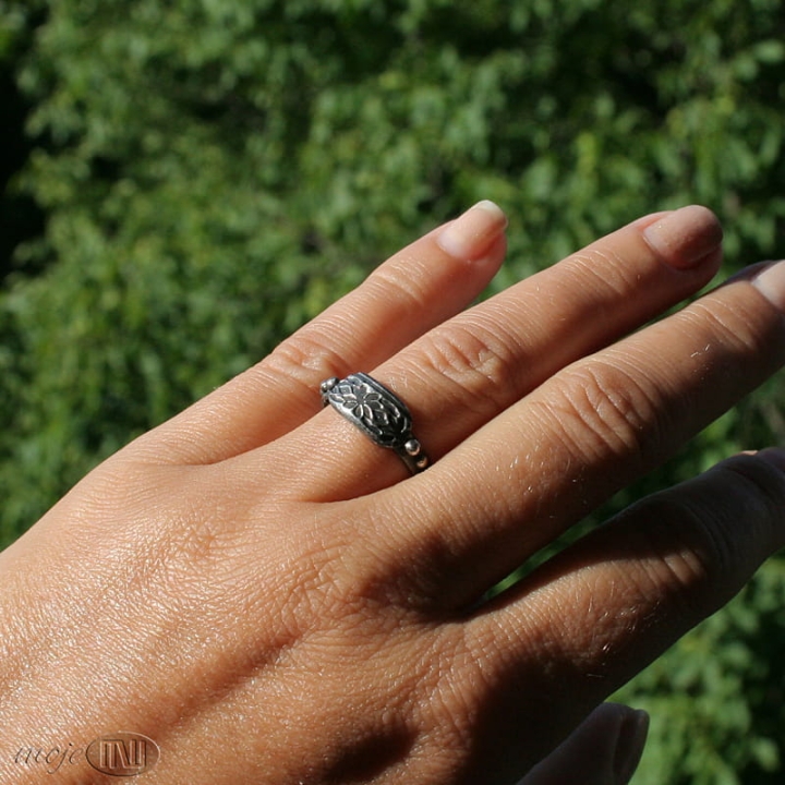 radosna-drobnotka-srebrny-pierscionek-ze-srebra-kwiatek-art-clay-recznie-robiony